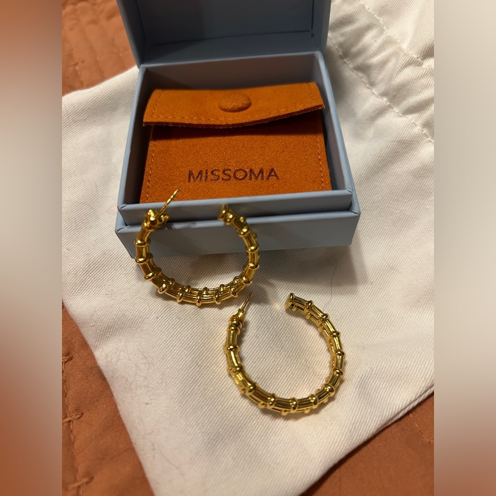Missoma Large Raffia Hoop in 18k plate on silver - Picture 3 of 4